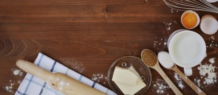 Деревянный стол с мукой