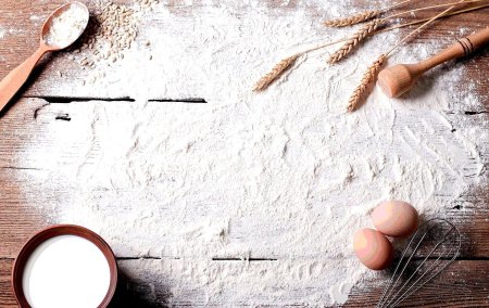 Стол с мукой сверху