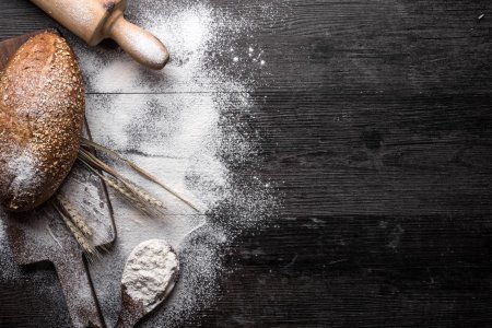 Хлеб на деревянном фоне