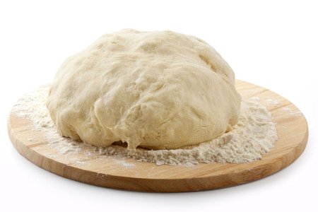 Тесто на белом фоне