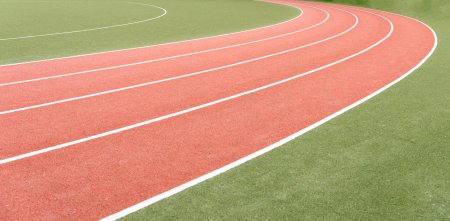 Беговая дорожка на стадионе сбоку