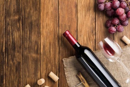 Бутылка красного вина