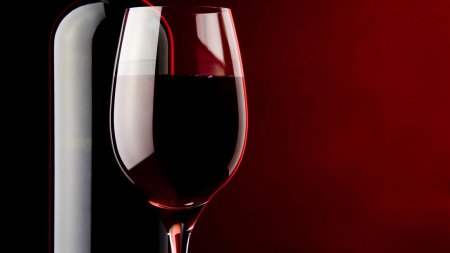 Красное вино бокал