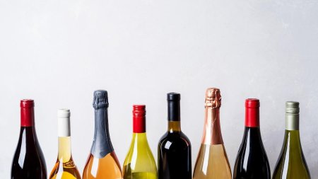 Бутылка белого вина на белом фоне