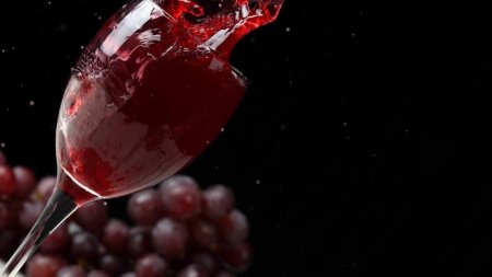 Красное вино в бокале