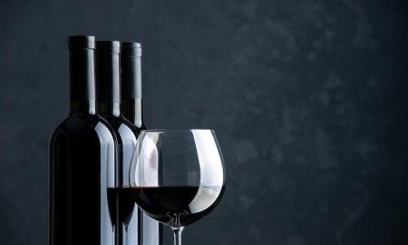 Вино на темном фоне