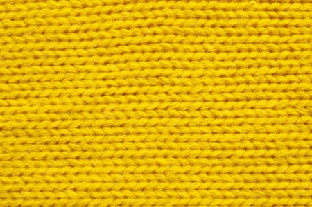 Желтое вязаное полотно