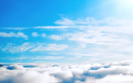 Голубое небо с облаками