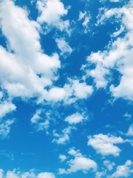 Голубой фон с облаками