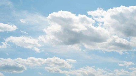 Голубое небо с белыми облаками