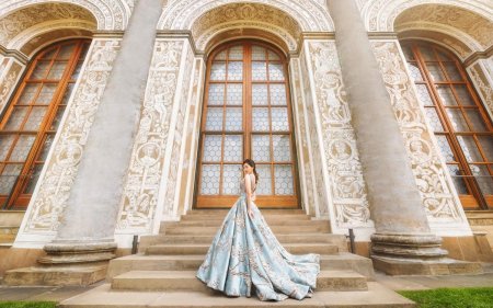 Девушка во Дворце