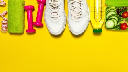 Спортивный инвентарь на жёлтом фоне