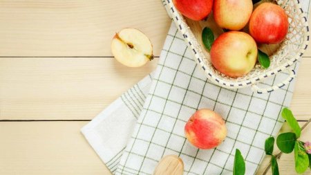 Яблоки на столе