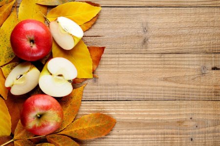 Яблоки на деревянном фоне