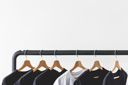 Одежда на вешалках