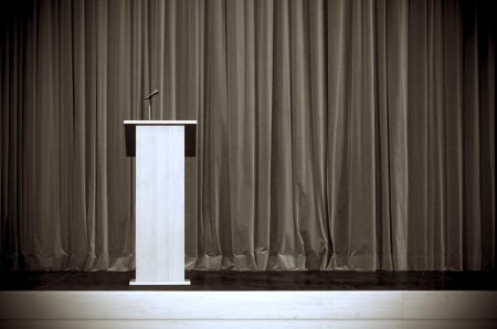 Трибуна на сцене