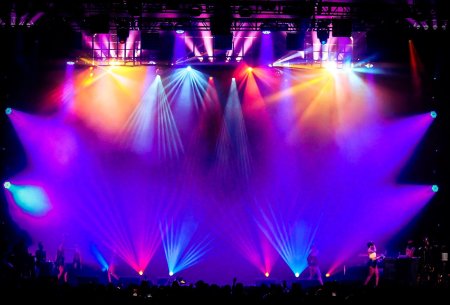 Свет прожекторов на сцене