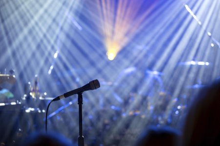 Микрофон на сцене