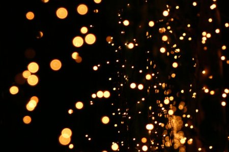 Огоньки на черном фоне