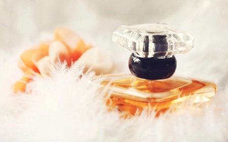 Красивый флакон духов