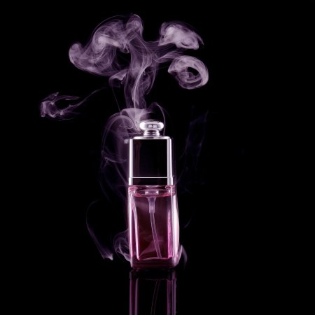 Парфюм на черном фоне