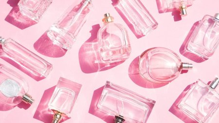 Розовый флакон духов