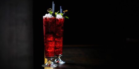 Красный коктейль черный фон