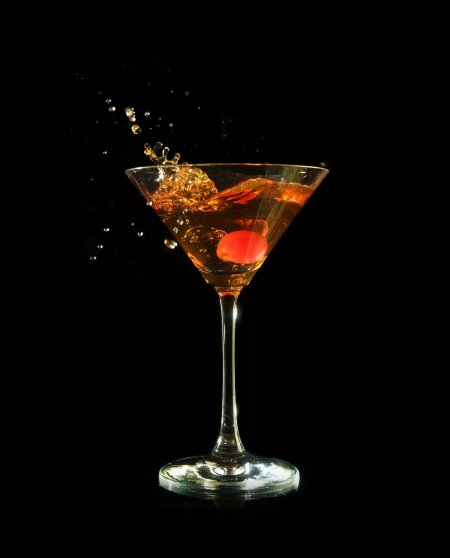 Алкогольные коктейли на черном фоне