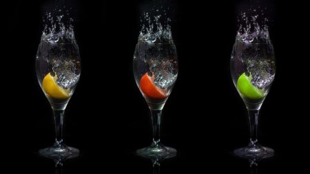 Прохладительные напитки на черном фоне