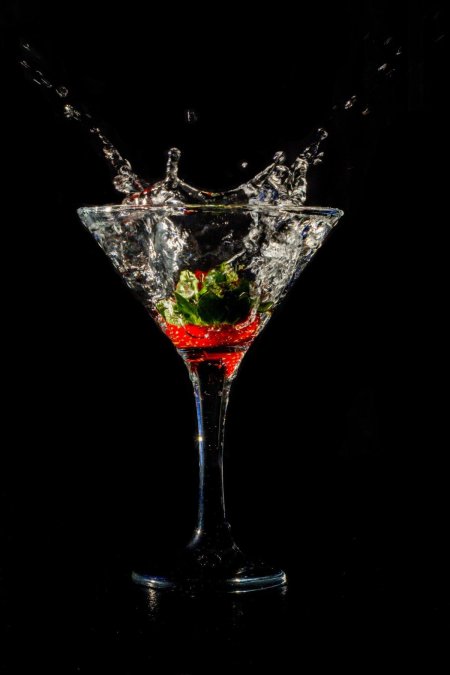 Красивый коктейль на черном фоне
