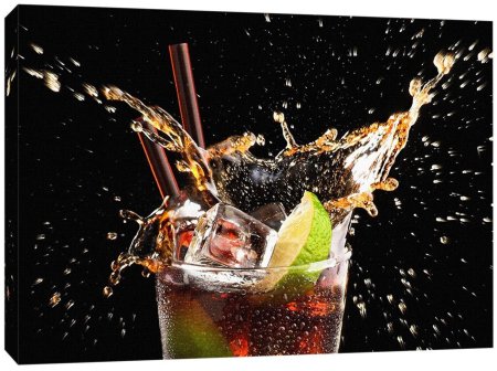 Стакан с лимонадом на черном фоне