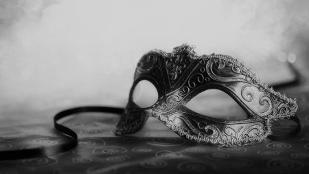 Карнавальная маска на столе