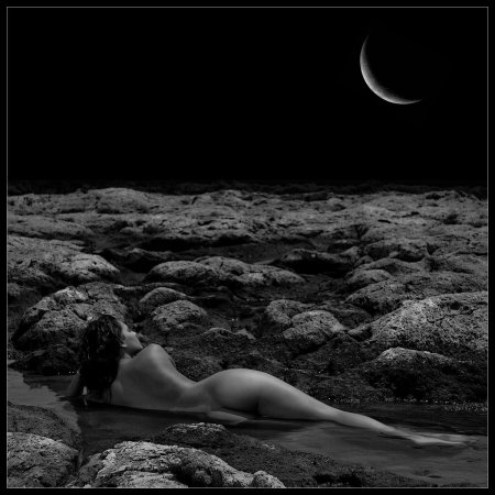 Голая под луной