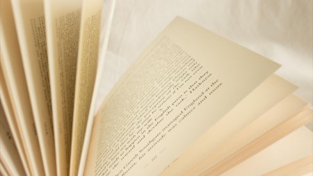 Книжки на бежевом фоне