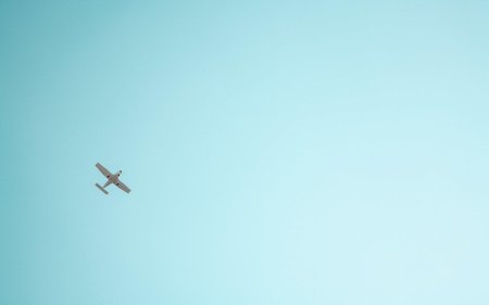 Беспилотник самолетного типа в небе