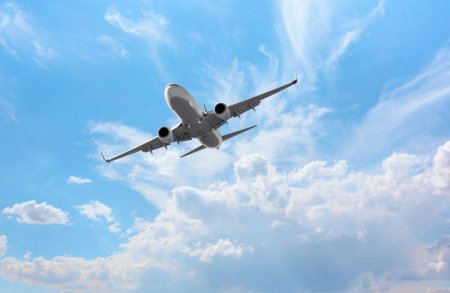 Летит самолет