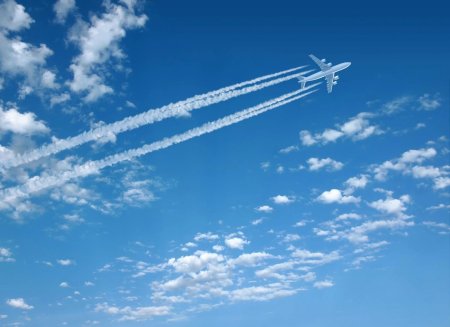 Летящий самолет в небе