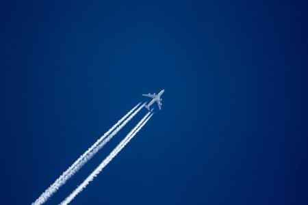 Летящий самолет в небе