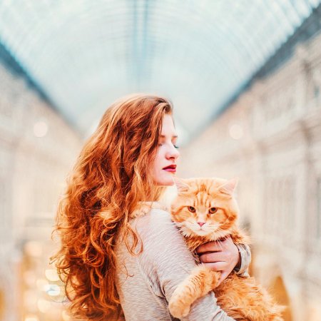 Девушка с рыжим котом