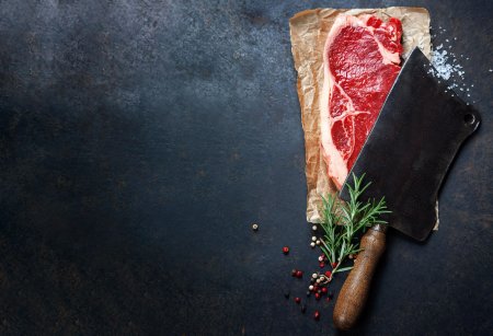 Мясо на черном фоне