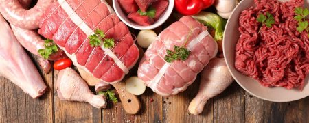 Мясо на деревянной доске