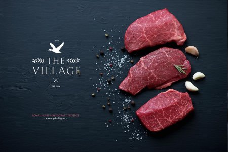 Свежее мясо на черном фоне