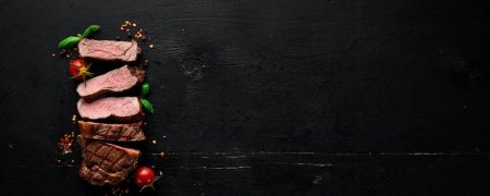 Стейк на темном фоне