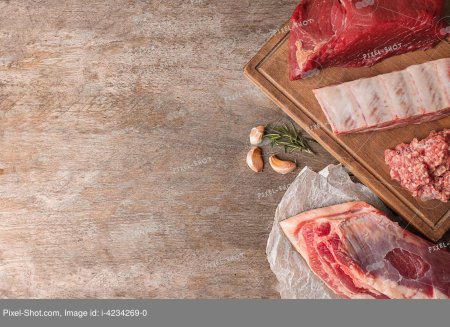 Мясная продукция на фоне дерева