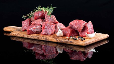 Свежее мясо на черном фоне