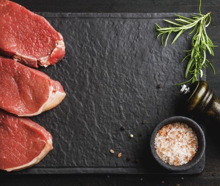 Мясо на темном фоне