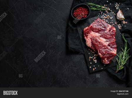 Куски стейка на темном фоне