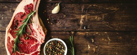 Мясо на деревянной доске