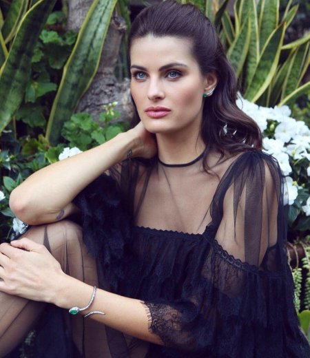 Красивая брюнетка