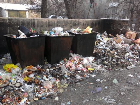 Мусорный бак с мусором